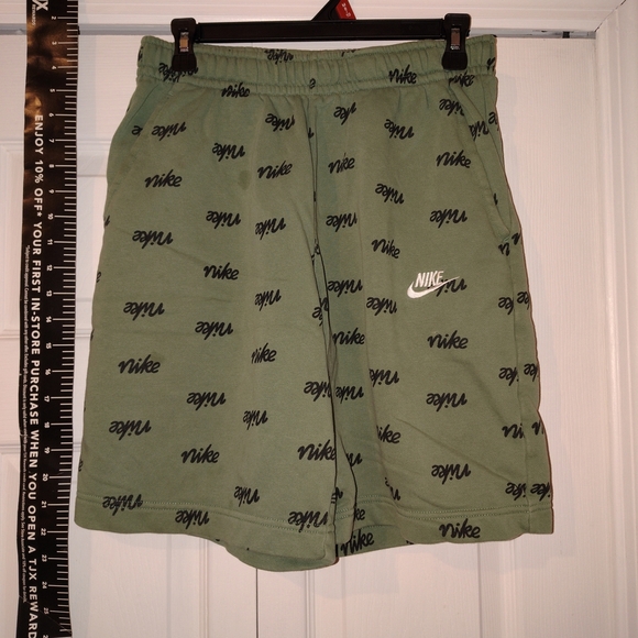 Nike Green Men's Shorts - Picture 1 of 7